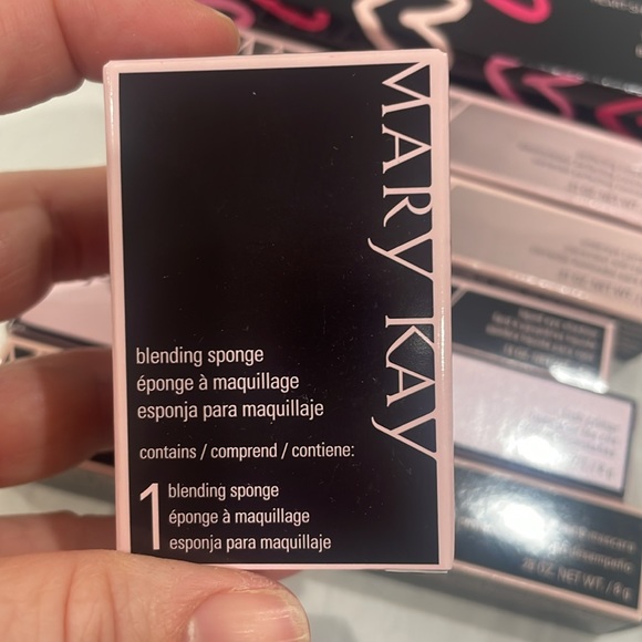 Mary Kay Make-Up Bundle - Picture 5 of 7